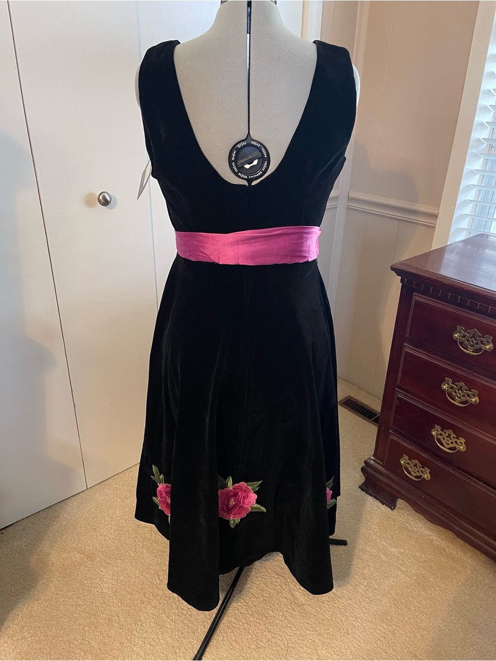 NWT Collectif Margaret Velvet Swing Dress with flower embroidery. size L - Picture 3 of 4
